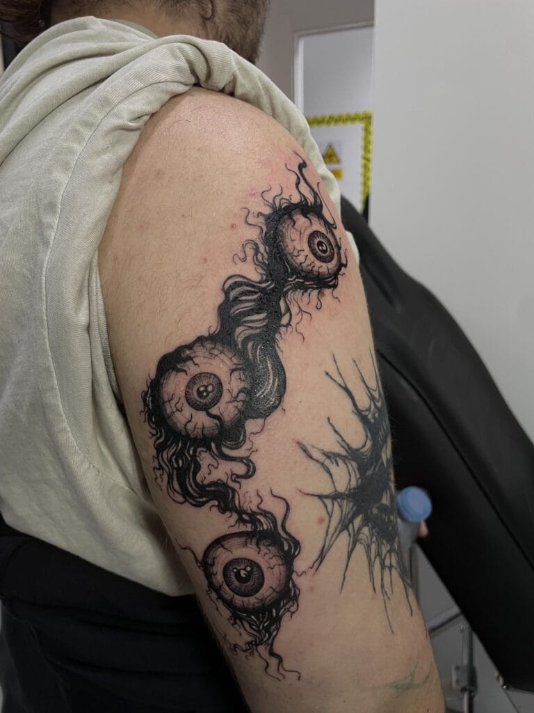 Tatuaje blackwork en el brazo realizado en Bendito Querer, La Laguna