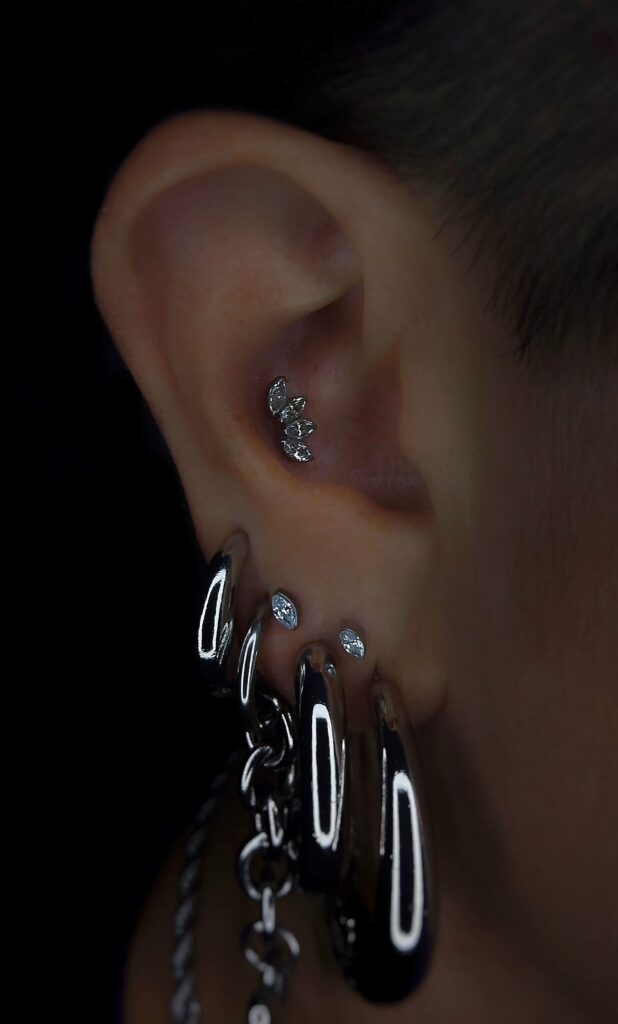 Modelo con piercing en oreja realizado en Bendito Querer Tenerife