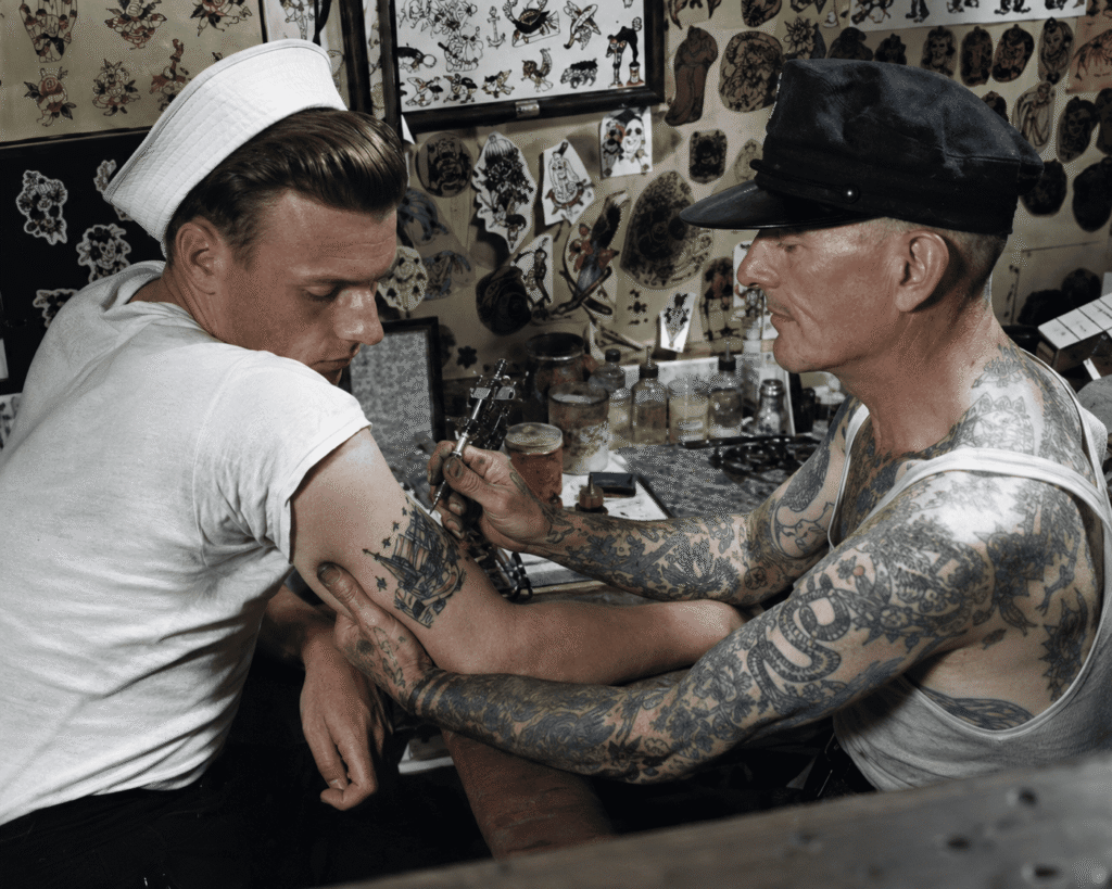 ¿Sabías que los marineros popularizaron muchos tatuajes clásicos?