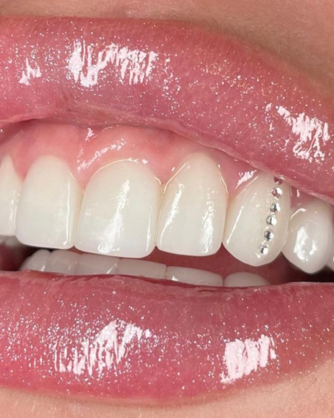 Composición sutil de gemas Swarovski en un solo tono — diseño minimalista en Bendito Querer Tenerife