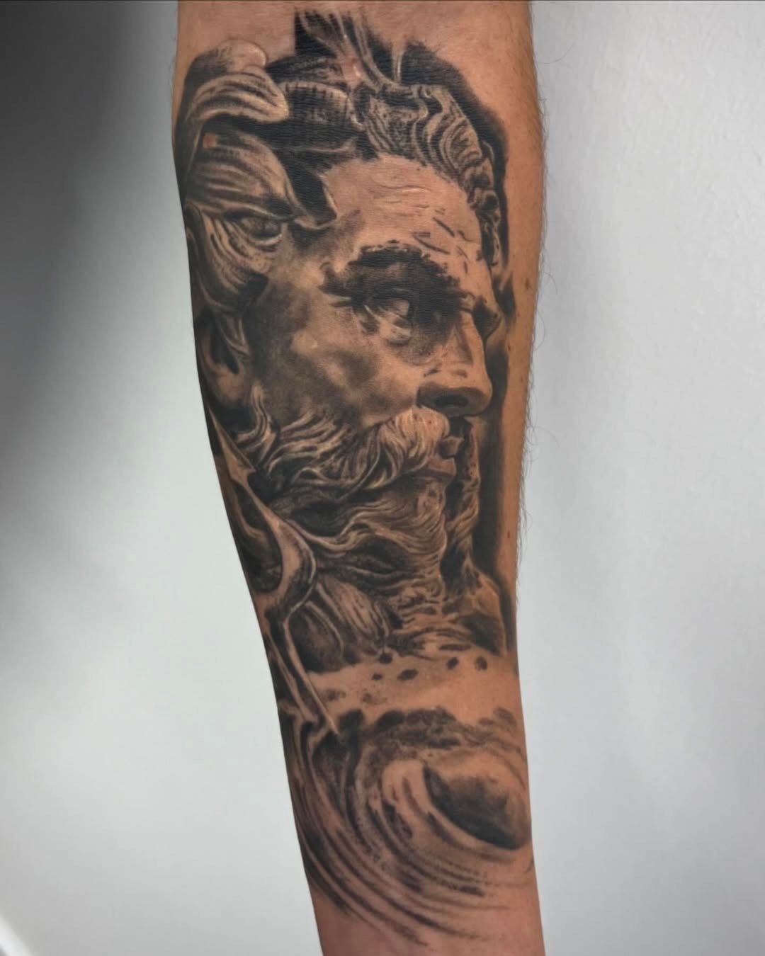 Tatuaje en blanco y negro con estilo tradicional realizado en Bendito Querer Tenerife