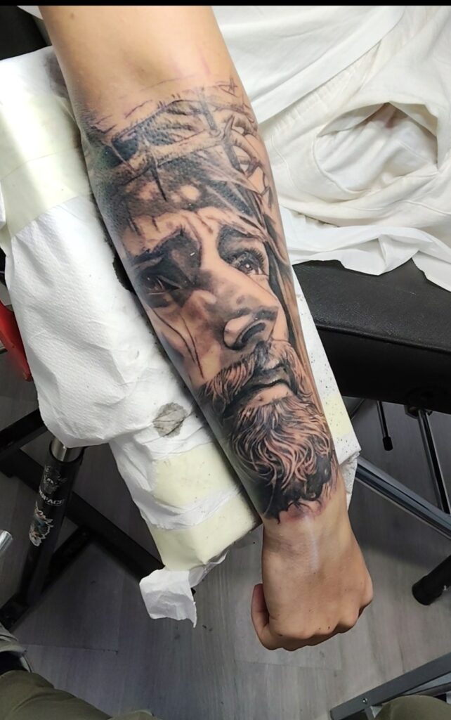 Tatuaje en brazo realizado en Bendito Querer La Laguna