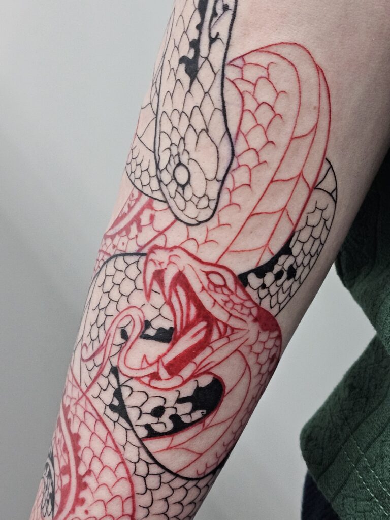 Cover up con detalle de contraste sobre tatuaje viejo