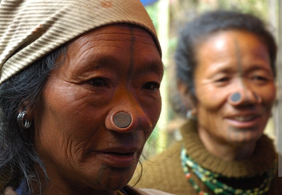 Mujeres Apatani: perforaciones, tatuajes e identidad cultural