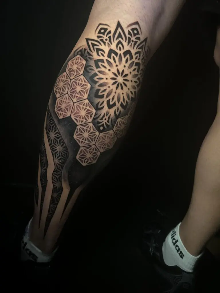 Tatuaje geométrico de mandala en la pierna, realizado en Bendito Querer (La Laguna, Tenerife)