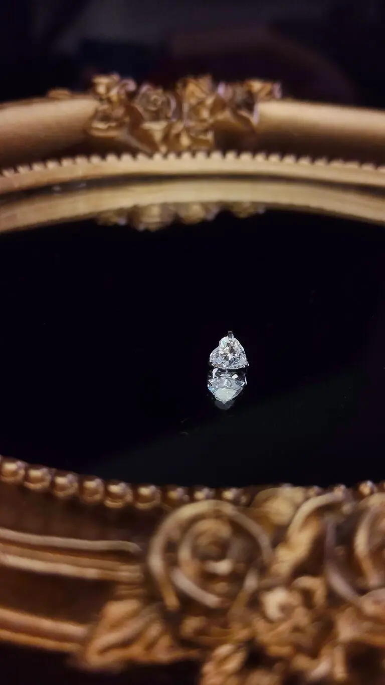 Joya de piercing con piedra sobre expositor dorado, Bendito Querer (Tenerife)