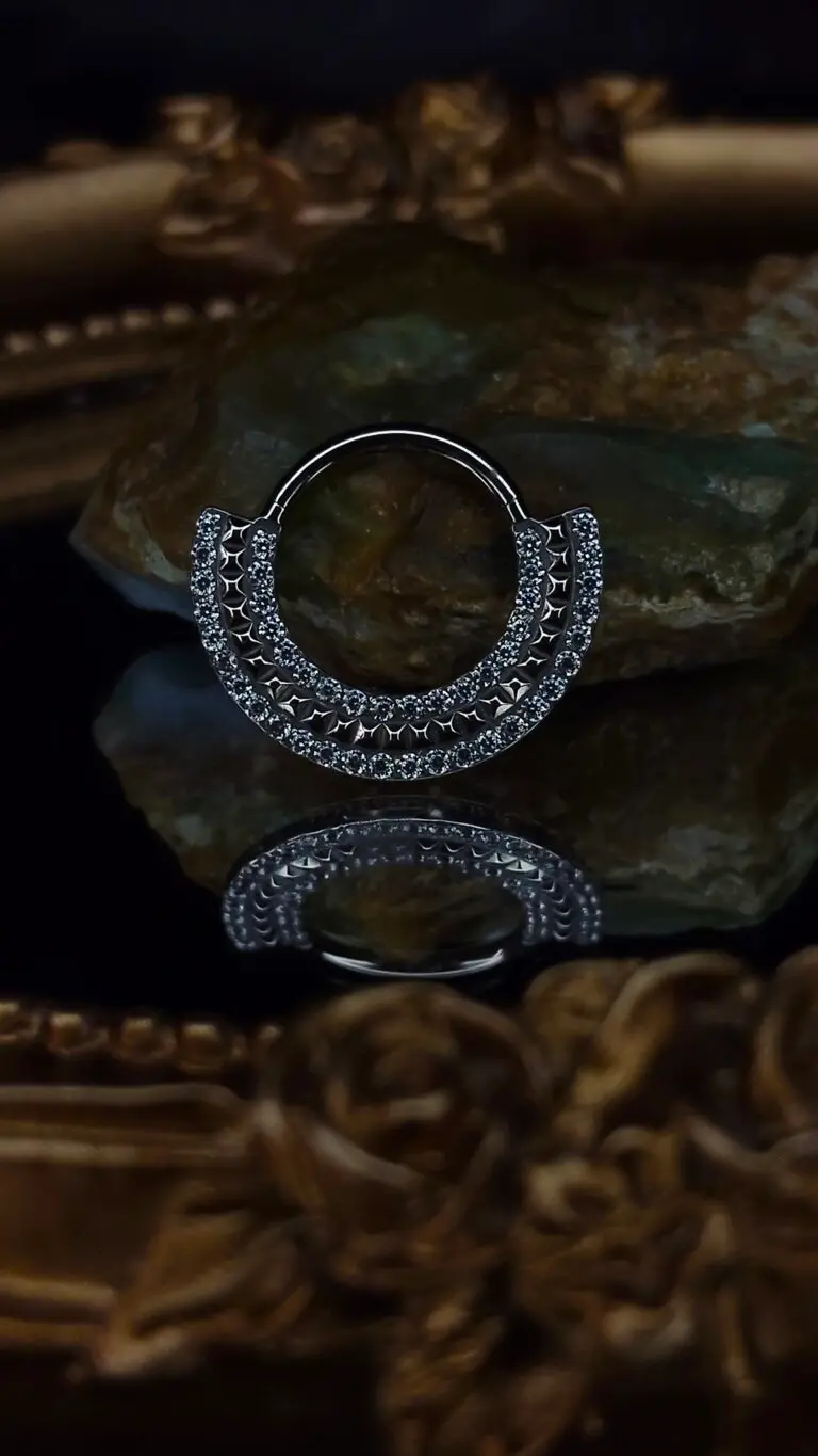 Aro de piercing con piedras brillantes, joyería de Bendito Querer (Tenerife)