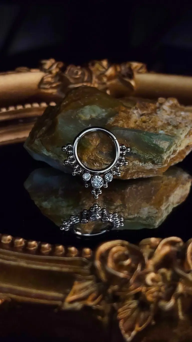 Aro de piercing con piedras sobre expositor, joyería de Bendito Querer (Tenerife)