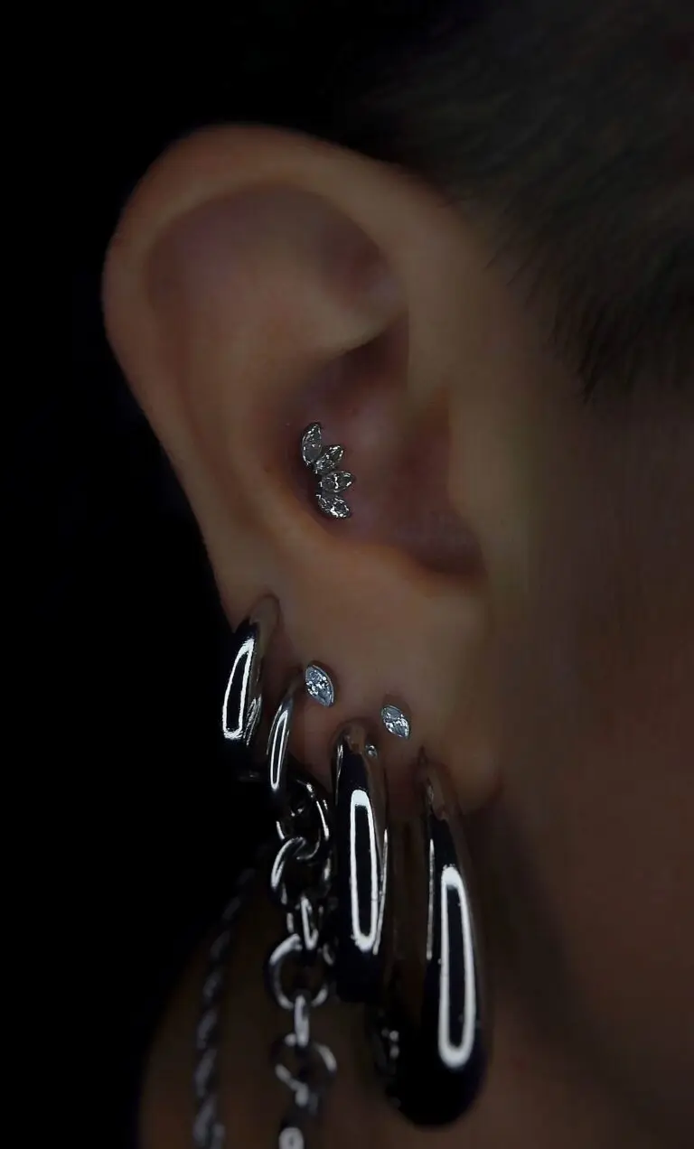 Piercing en la oreja con joya brillante, realizado en Bendito Querer (La Laguna, Tenerife)