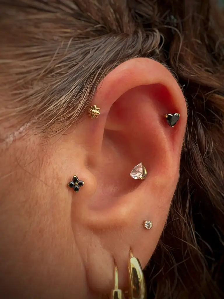 Oreja con varios piercings y joyería, realizados en Bendito Querer (La Laguna, Tenerife)