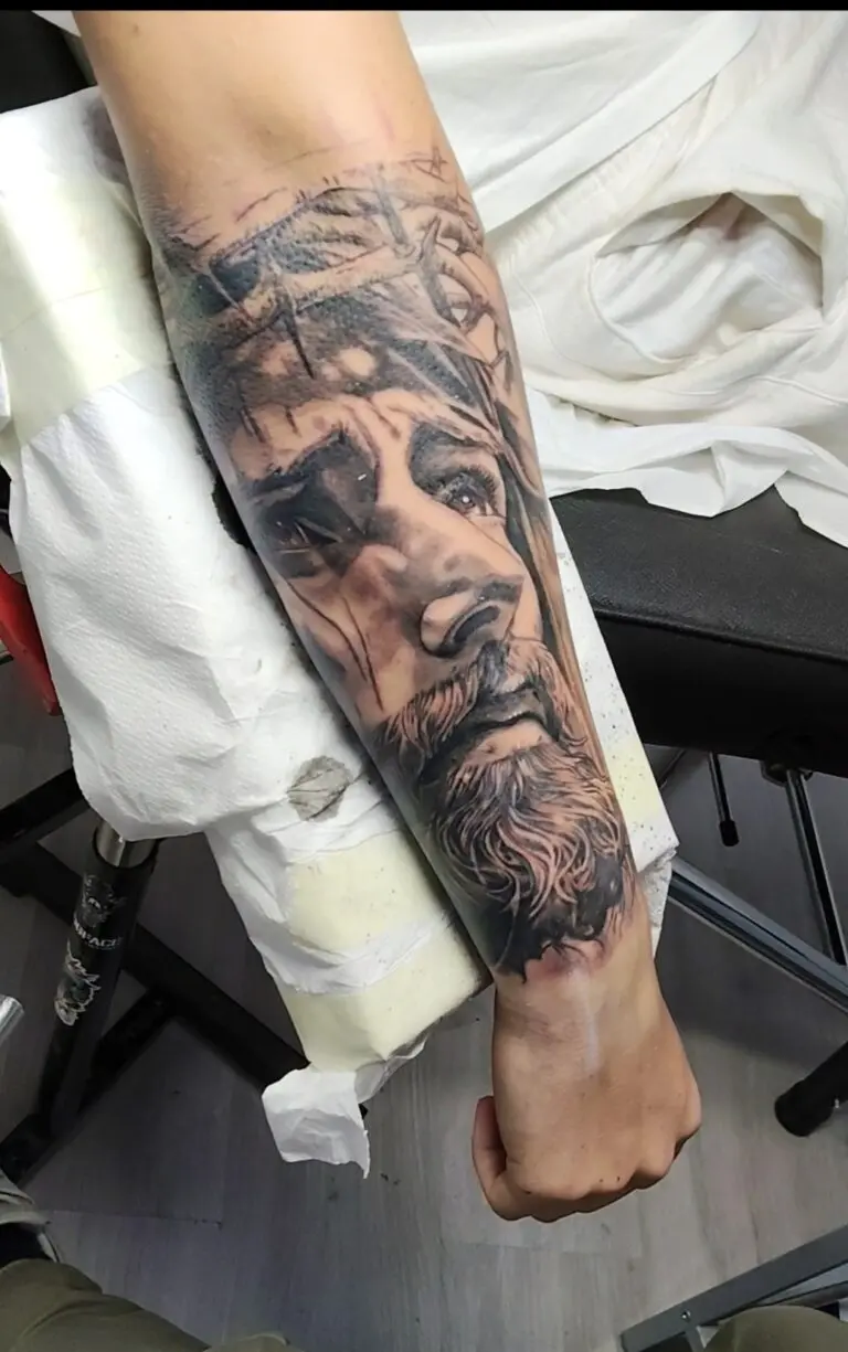 Tatuaje realista de rostro en black and grey en el antebrazo, Bendito Querer (La Laguna, Tenerife)