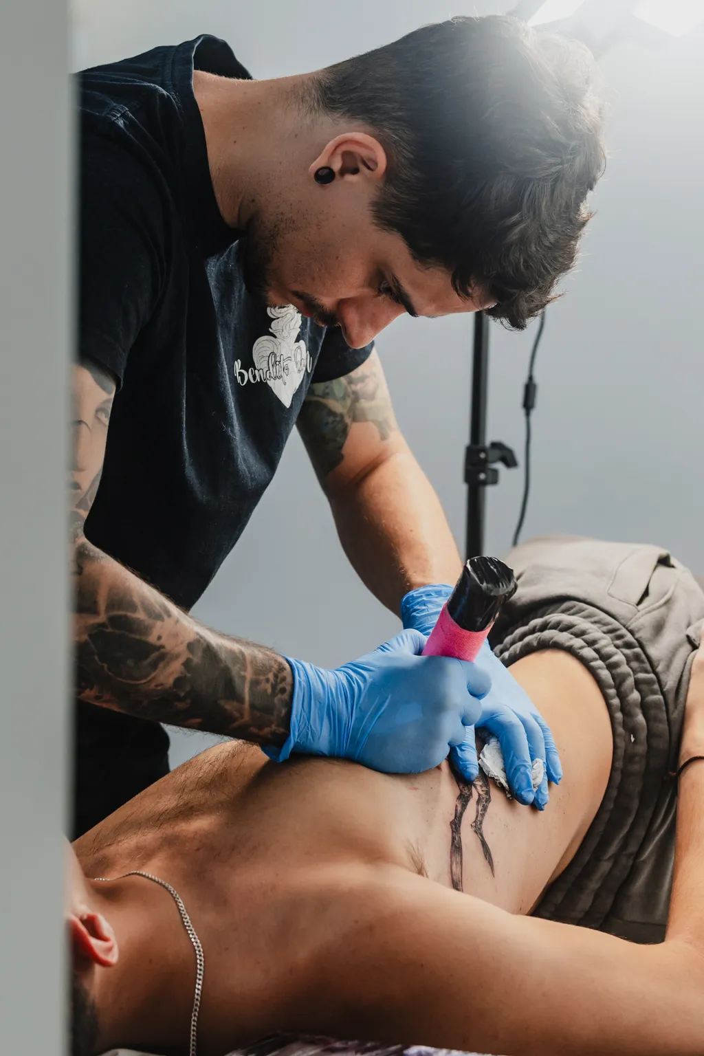 Tatuador de Bendito Querer preparando material estéril de un solo uso