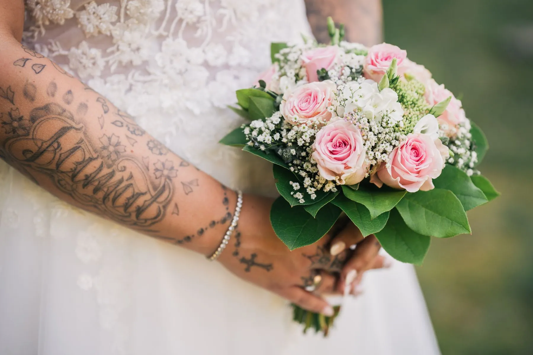 Novia con tatuajes sujetando el ramo: tatuajes para bodas en Tenerife con Bendito Querer