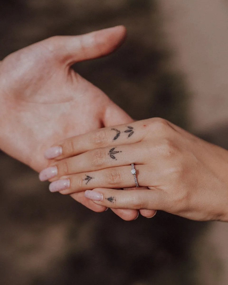 Tatuajes pequeños en los dedos junto al anillo, el formato que se hace en las bodas